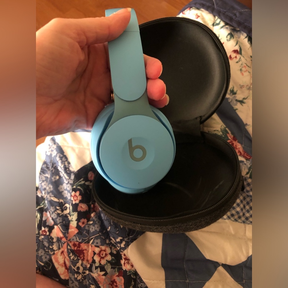 Beats Solo Pro Wireless Noise Cancelling On-Ear Headphones in light blue - Picture 5 of 9